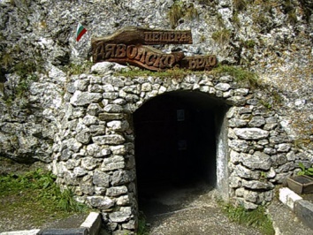 Diavolskoto gurlo (Devil's Throat) Cave