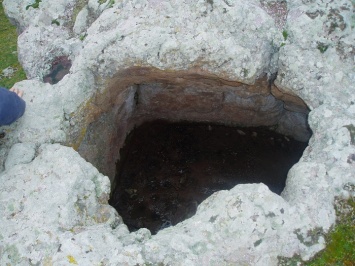 Тракийска скална гробница - провирало 
